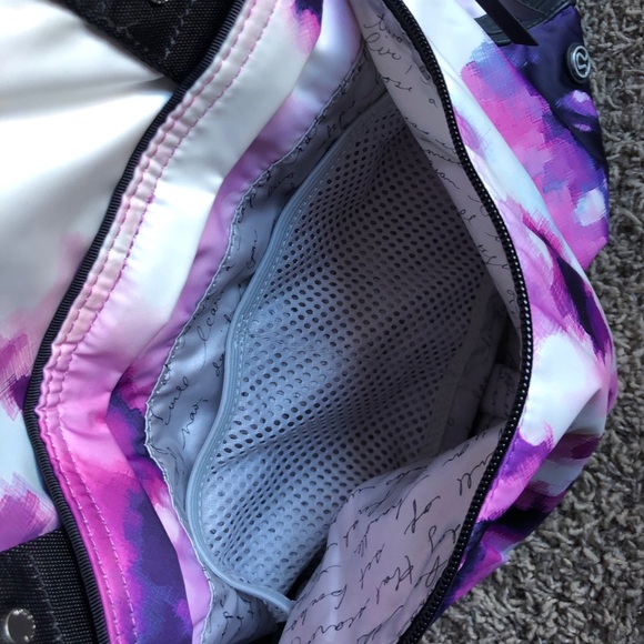 SOLD: LULULEMON DUFFEL BAG - Picture 8 of 10